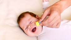 Otriven 0,025 Prozent Nasentropfen gegen Schnupfen dürfen nicht mehr bei Säuglingen angewendet werden, sondern erst ab dem Alter von einem Jahr. (m / Foto:&nbsp;izholudeva / stock.adobe.com)