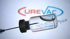 Curevac will seinen COVID-19-Impfstoff CVnCoV nun doch nicht zulassen und sich stattdessen auf CV2CoV konzentrieren. Erstmals teilt Curevac nun auch mit, an modifizierter mRNA zu forschen, wie sie bereits bei Pfizer/Biontech und Moderna eingesetzt wird. (Foto: IMAGO / Sven Simon)