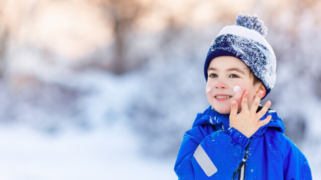 Wind- und Wettercremes schützen zarte Kinderhaut vor Kälte und Nässe. Welche kann Ökotest empfehlen? (Foto:&nbsp;alter_photo / AdobeStock)