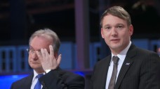 Magdeburg: Reiner Haseloff (CDU, l.), Ministerpräsident von Sachsen-Anhalt, und AfD-Spitzenkandidat André Poggenburg stehen am Wahlabend im Fernsehstudio. (Foto: Jens Wolf / dpa)