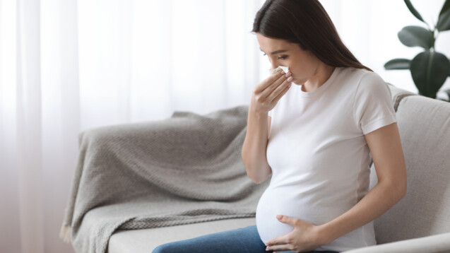 Eine Grippeerkrankung bei der werdenden Mutter ist mit einem erhöhten Risiko für Fieberkrämpfe beim Kind assoziiert. (Foto: IMAGO / Dreamstime)