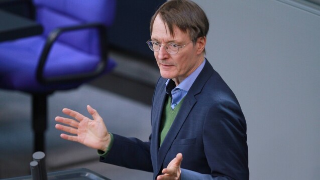 Bei der Vorstellung des Medizinforschungsgesetzes am Donnerstag im Bundestag: Bundesgesundheitsminister Karl Lauterbach (SPD). (Foto: IMAGO / dts Nachrichtenagentur)