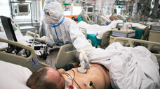 Welche Patienten müssen besonders überwacht werden, weil bei ihnen mit einem schweren Verlauf zu rechnen ist? Die Diagnosestellung ist bei COVID-19 angesichts der vielen Unbekannten häufig kompliziert. (x / Foto: Intensivstation in Moskau, imago images / ITAR-TASS)