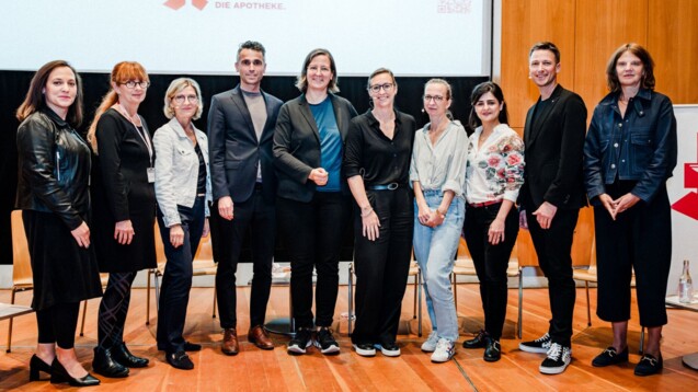 Ina Lucas, Anke Rüdinger, Anne-Kathrin Klemm, Peter Bobbert, Silke Gebel, Melanie Dolfen, Nicole Praima, Dena Rostamzadeh, Moderator Alexander Müller und Anne von Fallois. &nbsp;(Foto: Sandra Schneider)