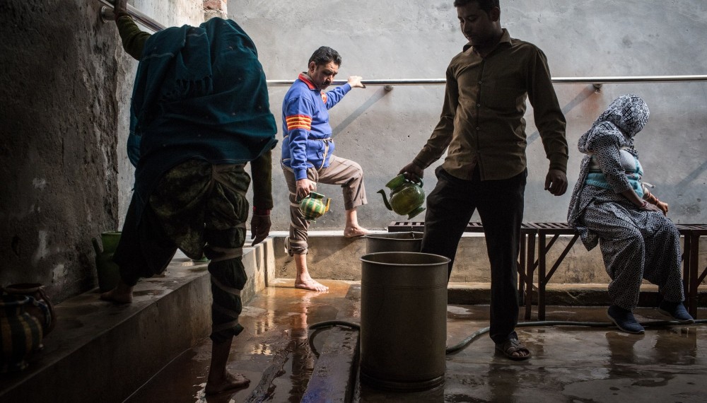 In der
Rahat Open Surgery Klinik in Wazirabad waschen Patienten ihre Füße mit
Wasser, nachdem sie von Mohammed Gyas behandelt
wurden.