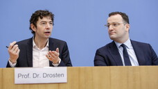 Die Veröffentlichungen des Virologen Professor Christian Drosten (links, hier mit Jens Spahn) finden besondere Beachtung. Doch die mediale Berichterstattung und wissenschaftliche Auseinandersetzung müssen sachlich und fair bleiben, findet die Deutsche Gesellschaft für Virologie. (s / Foto: imago images / Reiner Zensen)