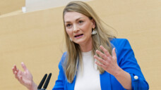 Bayerns Gesundheitsministerin Judith Gerlach sieht Handlungsbedarf gegen Lieferengpässe. (Foto: IMAGO/Rolf Poss)