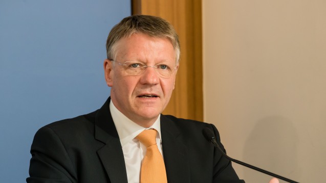 Für Dr. Herrmann Kortland (BAH) müssen die Festbetragsgruppen differenzierter gestaltet, der Anteil an zuzahlungsfreien Arzneimitteln angehoben und das Festsetzungsverfahren für Hersteller transparenter werden. (Foto: Lopata/BAH)