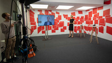 Dr. Verena Stahl und Prof. Leif Erik Sander bei der Live-Übertragung des Vortrags "Dauerbrenner Corona - Was uns COVID-19 lehrt" (Foto: DAZ/A. Schelbert)