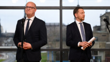 Henning Homann (l.), Co-Vorsitzender der SPD in Sachsen, und Michael Kretschmer (CDU), Ministerpräsident von Sachsen, stellen im Landtag ihren Koalitionsvertrag vor. (Foto: picture alliance/dpa | Robert Michael)