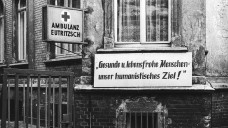 Klinische Studien in der DDR: Die mediale Skanalisierung hat bisher eine gründliche Aufarbeitung verhindert. (Foto: Ambulanz Leipzig Eutritzsch, 1980. Sieghard Liebe, Stadtgeschichtliches Museum Leipzig)