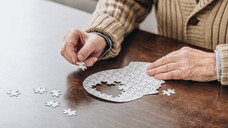 Alzheimer Demenz wurde 1906 zum ersten Mal beschrieben – und hat bis heute noch nichts von ihrer Bedrohlichkeit verloren. (Foto: LIGHTFIELD STUDIOS / stock.adobe.com)