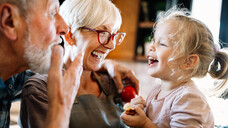 Viele Eltern beschäftigt derzeit die Frage, wann sie ihre Kinder wieder in die Kita bringen können. Währenddessen fragen sich viele Großeltern und Enkel wahrscheinlich, ob sie sich ohne größeres Risiko endlich wiedersehen dürfen. (s / Foto: NDABCREATIVITY / stock.adobe.com)