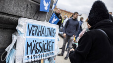 DAZ.online hat mit einem Apotheker gesprochen, der regelmäßig zu Querdenker-Demos geht. (Foto: imago images / photothek)