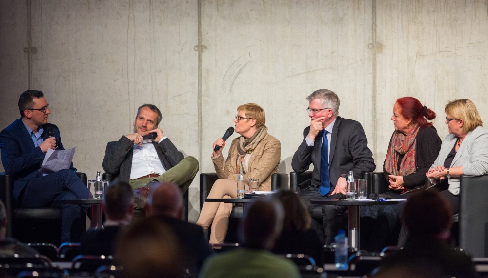 In diesem Jahr gab es wieder eine politische Diskussion: DAZ.online-Chefredakteur Benjamin Rohrer sprach mit den Bundestagsabgeordneten Michael Hennrich (CDU), Sabine Dittmar (SPD), Andrew Ullmann (FDP), Sylvia Gabelmann (Linke) und Kordula Schulz-Asche (Grüne).