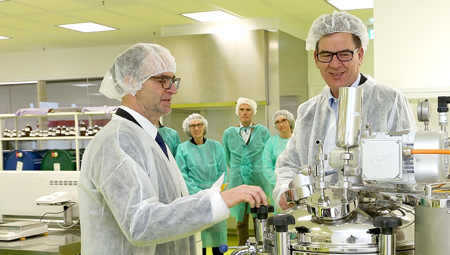 Der Bundesminister für wirtschaftliche Zusammenarbeit und Entwicklung, Dr. Gerd Müller, begutachtet mit Inhaber Dietmar Wolz die neuen Produktionsräume. (Foto: Bahnhof-Apotheke)