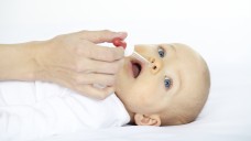 Für Babies gibt es in den Apotheken Xylometazolin-Nasentropfen nur noch von einem Anbieter. (Fotolia: epics / Fotolia)