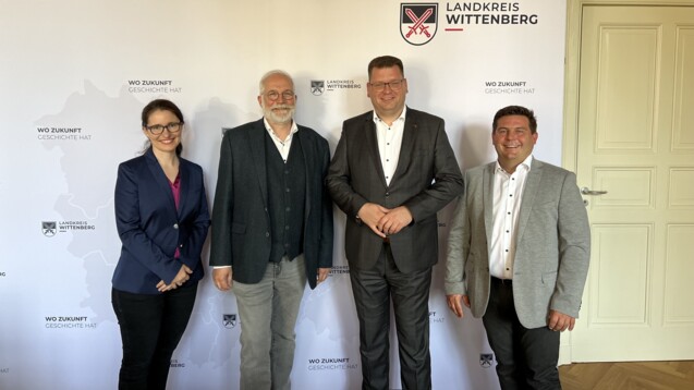 Apothekerin Bettina Wieland, Präsident Dr. Jens-Andreas Münch, Landrat Christian&nbsp;Tylsch und Apotheker Michael Spiegel (v.l.). (Foto: Pohl/AK-SA)