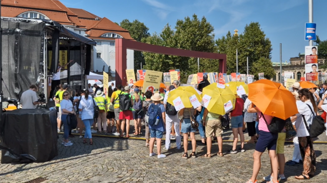 Technische Ausfälle konnten die sonnig-kämpferische Stimmung in Dresden nicht verhageln. (Foto: DAZ)