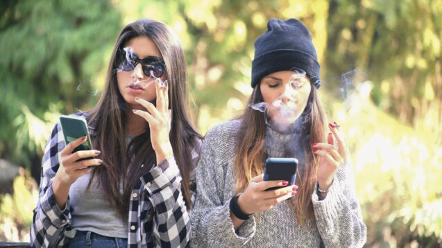 Viele haben während der Corona-Pandemie wieder angefangen zu rauchen - vor allem auch junge Menschen.(Foto: pixelrain/AdobeStock)