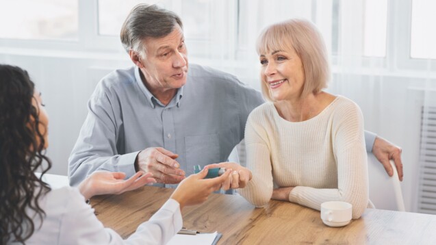 Die pharmazeutische Dienstleistung zur richtigen Inhalationstechnik soll Patienten helfen, den Inhalator richtig anzuwenden. (Foto: Prostock-studio/AdobeStock)