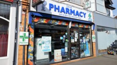 Eine Apotheke in England.&nbsp;Patienten können hier seit diesem Jahr bei leichten Erkrankungen behandelt werden. (Foto: IMAGO/Depositphotos)