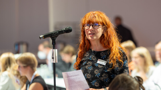 Anke Rüdinger vom Berliner Apothekerverein stellte den Antrag vor. (Foto: DAZ/Schelbert)