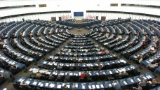 Das EU-Parlament muss bald über eine Richtlinie abstimmen, nach der neue und bestehende nationale Regulierungen für Freiberufler grundsätzlich abgestimmt werden müssten. Die ABDA protestiert, wie reagiert die Bundesregierung? (Foto: dpa)