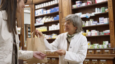 In vielen Apotheken gibt es ohnehin keine Plastiktüten mehr, sondern nur noch welche aus Papier. (Foto: Gudrun / stock.adobe.com)