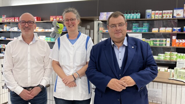 Thomas Rößler vom LAV und die Apothekerin Sonja Willert haben sich mit dem FDP-Politiker Ingo Bodtke getroffen.&nbsp;(Foto: K. Pohl / LAV)