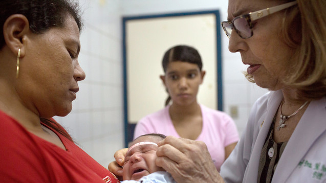 Doktor Angela Rocha (r.) misst im Oswaldo Cruz Hospital in Recife (Brasilien