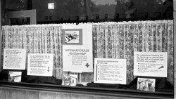 Im Schaufenster der Schillerapotheke in Dresden wird internationale medizinische Hilfe der DDR dokumentiert. (Bild von 1986; IMAGO / Bernd Friedel)