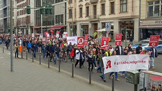 Rund 500 Apotheker und Apothekenmitarbeiter protestierten am heutigen Sonntagnachmittag in Berlin (hier auf der Friedrichstraße) gegen den Versandhandel und für den Erhalt der Apotheke vor Ort. (Alle Fotos: bro/DAZ.online