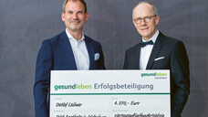 Der Inhaber der Diek Apotheke in Oldenburg Detlef Leibner (rechts im Bild, hier mit Andreas Thiede, Gehe-Geschäftsführer Marketing und Vertrieb) freut sich über die Auszahlung über 4570 Euro. (s / Foto: www.nielinger.de)