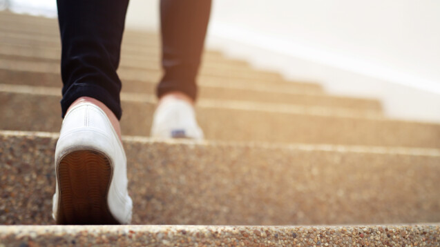 Schnell die Treppe hochzuhetzen, um pünktlich beim Termin zu sein, schützt Frauenherzen.&nbsp;(Foto: methaphum/AdobeStock)