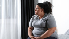 Adipositas kann das Risiko für Depressionen erhöhen. Umgekehrt können Depressionen ein Risikofaktor für Übergewicht sein. (Foto: New Africa / AdobeStock)