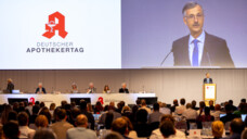 Dr. Sebastian Schmitz bei seinem Geschäftsbericht in München. (Foto: DAZ/Schelbert)