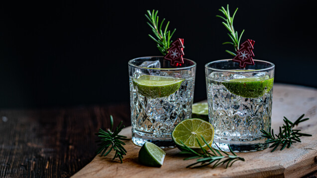 Wie die Atropin-Dosis in einem vergifteten Gin Tonic den Täter überführte, erfahren Sie im heutigen DAZ-Adventsrätsel. &nbsp;(Foto:&nbsp;Pavel&nbsp;/ AdobeStock)