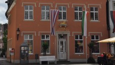 Lange Geschichte: Die Löwen-Apotheke in Warendorf hat nicht nur Telefonzellen kommen und gehen gesehen. (Foto: Die Glocke)