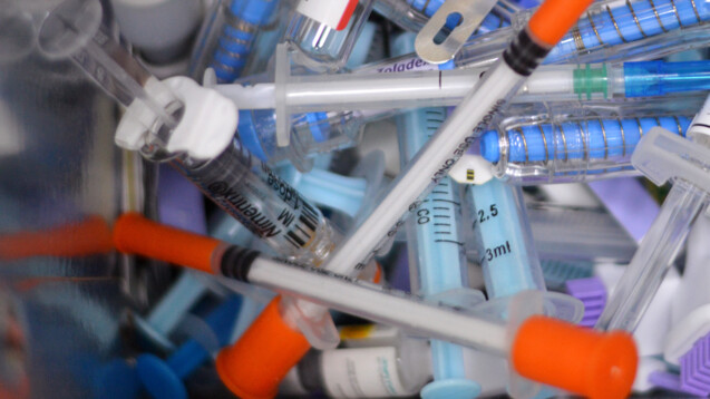 Arzneimittelanwendungen hinterlassen viel Müll. (Symbolfoto: Tamer / AdobeStock)