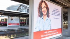 Mit Plakaten wie hier am Bahnhof Berlin-Friedrichstraße will die Noweda vor allem Bundestagsabgeordnete an die Leistungen der Apotheken in der Coronakrise erinnern. (b/Foto: Noweda)