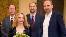 Frank Neuschäfer-Rube, Andrea Pathe Neuschäfer- Rube, Gerhard Püschel und Senator Thomas Heilmann bei der Preisverleihung (v.l.). (Foto: vfa/D.Laessig)