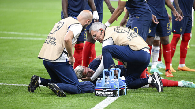 Mannschaftsärzte dürfen im Fußball nur in zwei Situationen unaufgefordert auf das Spielfeld laufen: bei Verdacht auf einen plötzlichen Herzstillstand oder bei einer Kopfverletzung. Foto IMAGO / Abacapress