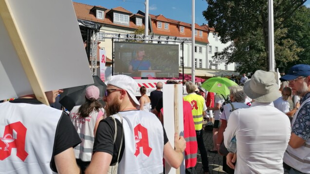 Wie erfrischend kann Wasser an einem so heißen Demotag sein? (Foto: DAZ)