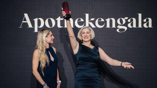 Birgit Schade (Petersbogen-Apotheke, r.) freut sich mit Daniela Jäkel (Mom’s Garden, l.) über die Auszeichnung zur kinderfreundlichsten Apotheke. (Foto: DAV/Julian Meinhardt)