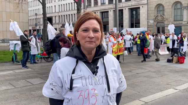 Die Vorsitzende der Daniela Hänel bei einem Protest vor dem Bundesgesundheitsministerium in Berlin.(Screenshot: DAZ / gbg)