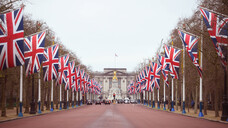 Das Vereinigte Königreich tritt am morgigen Samstag aus der EU aus. Auf der Straße vor dem Buckingham Palace in London wurden Union Jacks aufgehängt. (Foto: imago images / ZA Images)