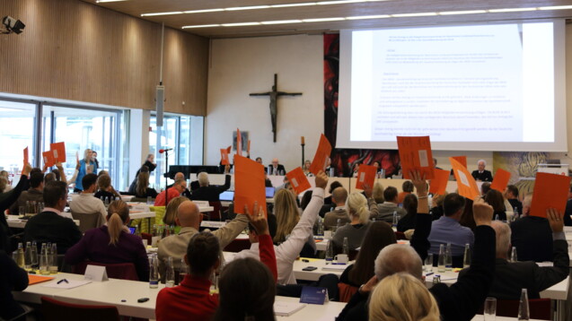 Nach langer Diskussion wurde ein Adhoc-Antrag von Dr. Matthias Schneider zur Satzungsänderung der ABDA von den bayerischen Kammerdelegierten abgelehnt. &nbsp;(Foto: DAZ)&nbsp;