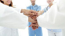 Wie würden Sie die Zusammenarbeit mit dem Arzt / der Ärztin beschreiben, mit dem/der Sie im Arbeitsalltag am meisten zu tun haben? ( r / Foto: FotolEdhar / stock.adobe.com)