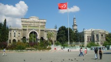 Eingang Universität Istanbul: Wann sind die Tore wieder offen? (Foto: Danbury / Wikipedia, CC BY-SA 3.0)